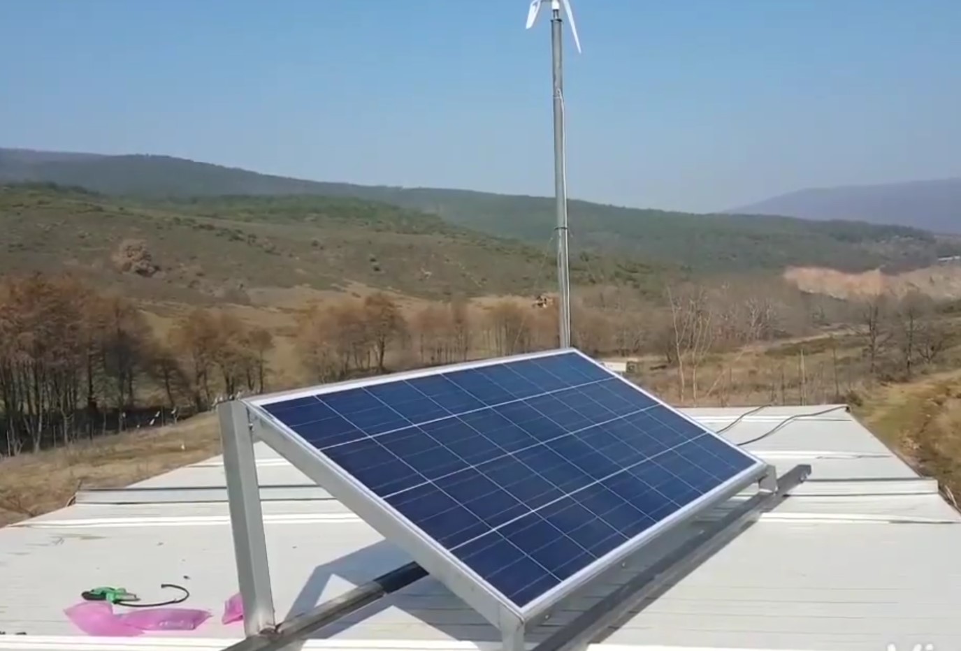 150 watt gunes paneli ve 400 watt ruzgar turbini ile elektrik uretim