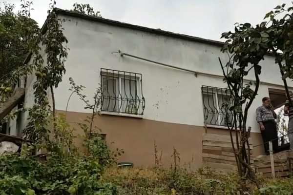 300 watt gunes paneli ile bahce evinin enerji ihtiyaci