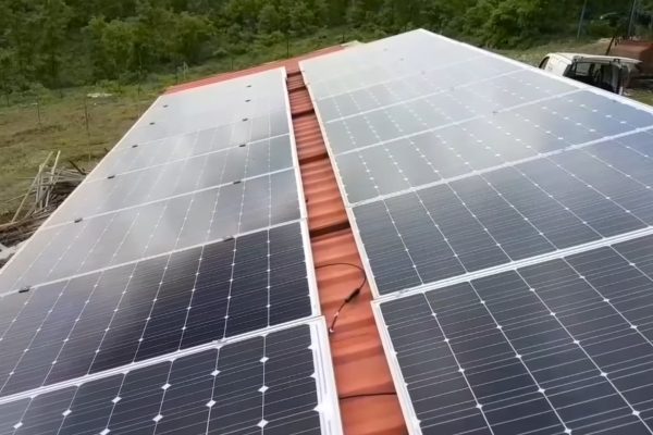 4 5 kw gunes paneli ve istabreeze 1500 watt ruzgar turbini ile ceviz agaci sulama