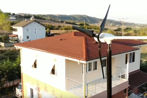 istabreeze 700 watt ruzgar turbini ve 300 watt gunes paneli ile bahce aydinlatma