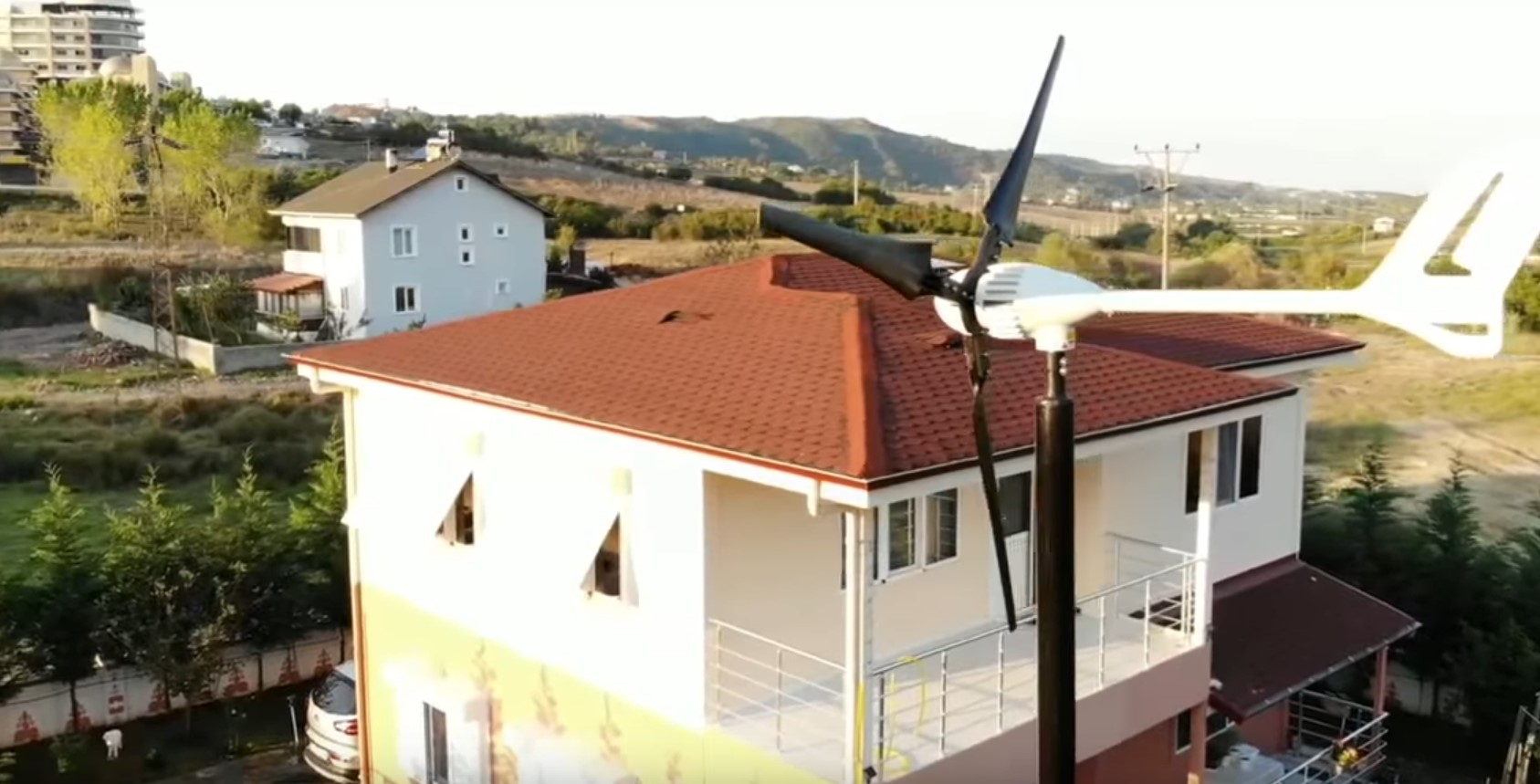 istabreeze 700 watt ruzgar turbini ve 300 watt gunes paneli ile bahce aydinlatma