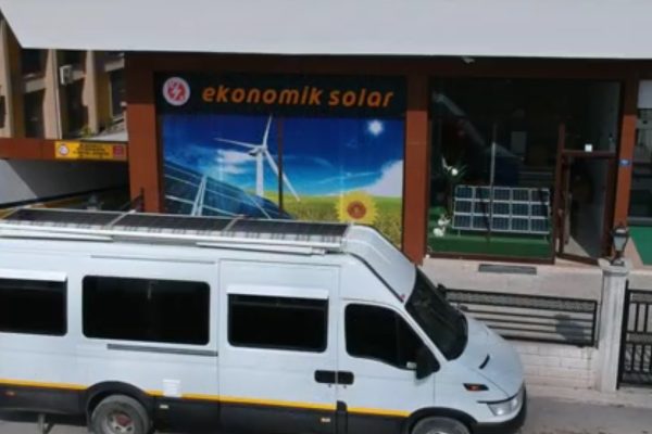 karavanin elektrigini gunes paneli ile uretiyoruz