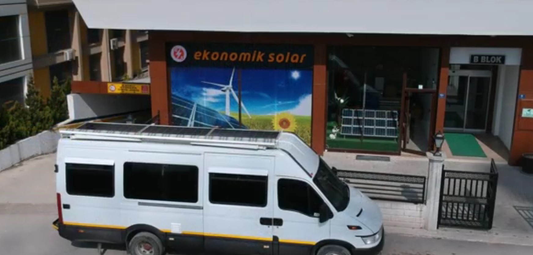 karavanin elektrigini gunes paneli ile uretiyoruz